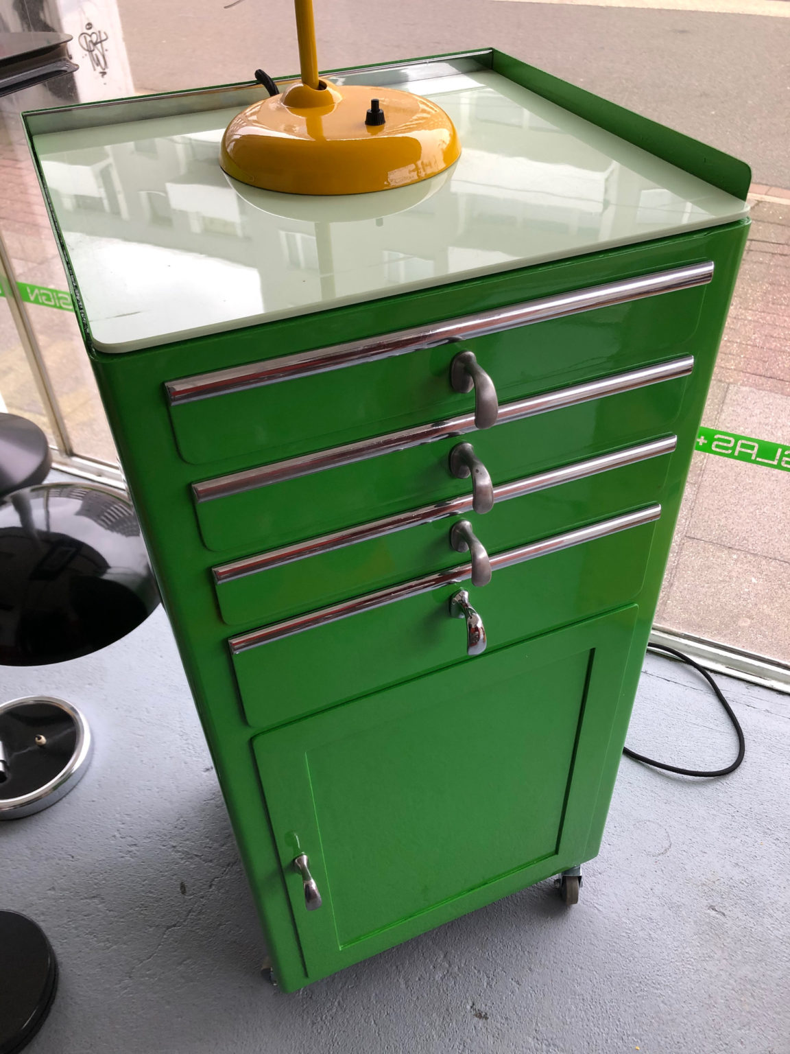 fertiger grüner schmaler Schrank auf Rollen, 1200.- € – Glas & Design