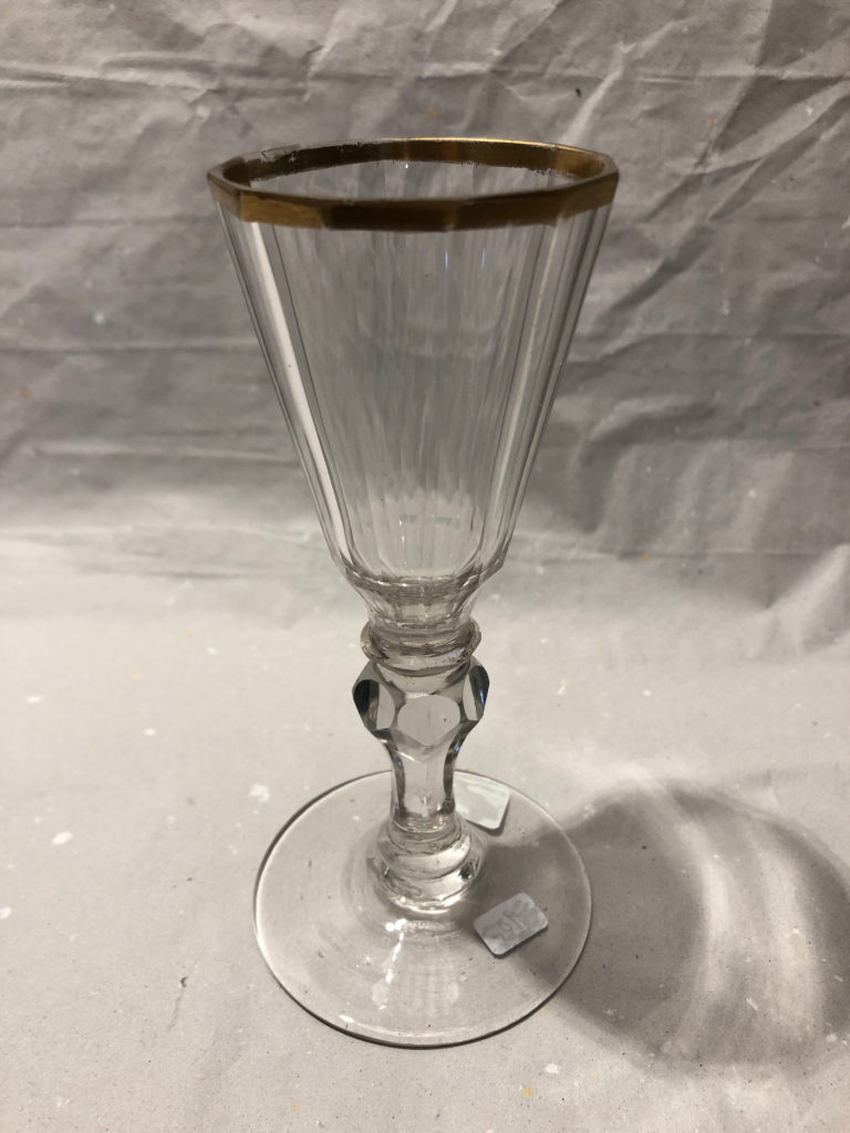 Südwein Glas geschliffen mit Goldrand, um 1820 – Glas & Design