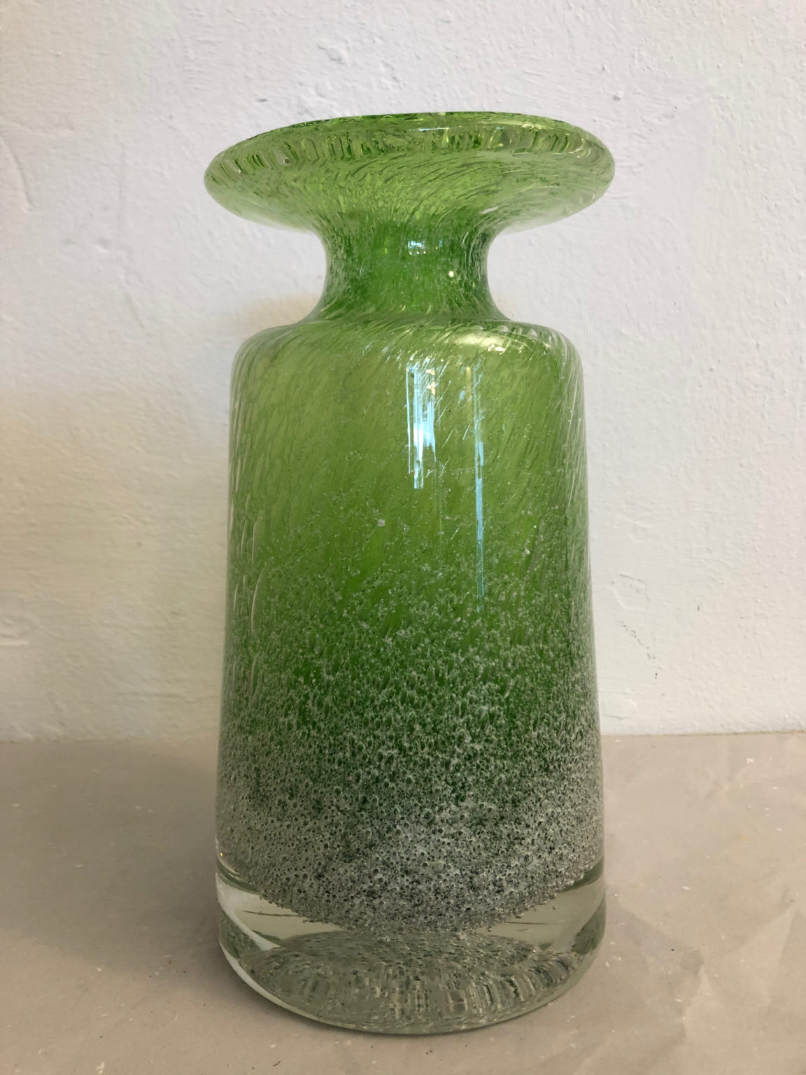 Deutsche grüne schwere blasige Vase, 55.- € – Glas & Design